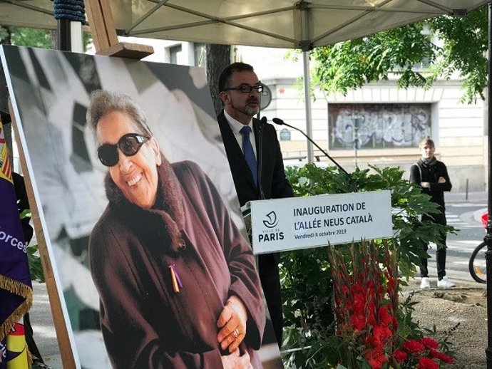 Alfred Bosch en la inauguración de la calle dedicada a Neus Catal en París