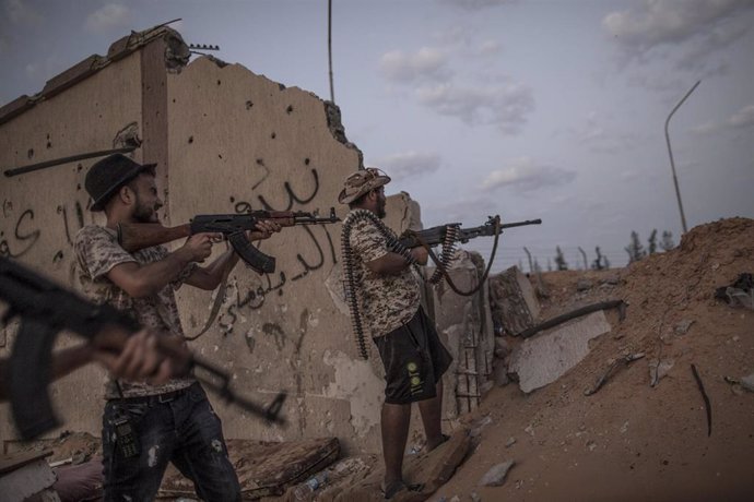 Milicianos que apoyan al Gobierno libio frente a las fuerzas de Haftar