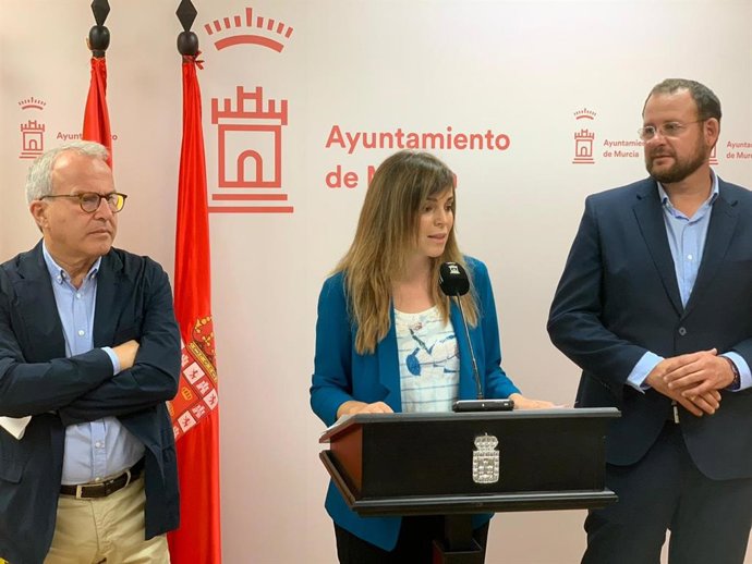 La concejala de Movilidad Sostenible y Juventud, Rebeca Pérez, acompañada de los ediles Felipe Coello y José Guillén