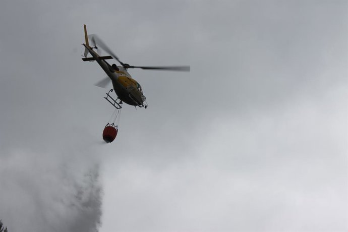 Helicpter de l'Ibanat fent una descrrega de mostra contra incendis