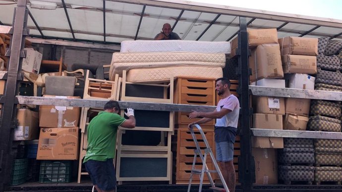 Cáritas Marbella envía un camión lleno de muebles para los afectados por la DANA