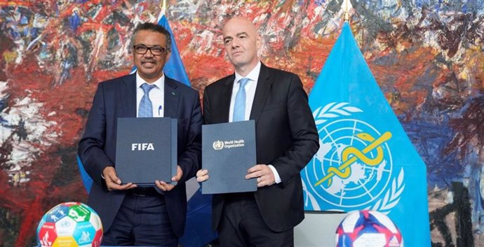 El director general de la OMS, Tedros Adhanom Ghebreyesus, y el presidente de la FIFA, Gianni Infantino, durante la firma del acuerdo en la sede de la OMS en Ginebra (Suiza)