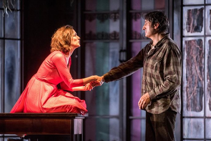 Ana Torrent y Carmelo Gómez en de la obra de teatro 'Todas las noches de un día', que se pone en escena en el Teatro Cervantes de Málaga