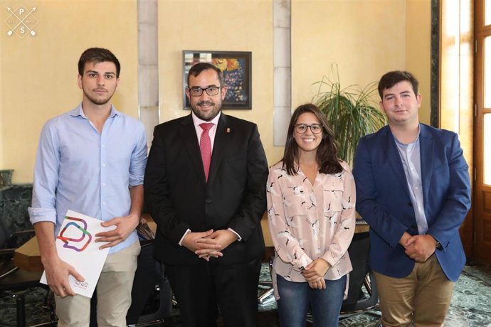 De izquierda a derecha, el presidente del Consejo de la Juventud de Navarra, Juan Gutiérrez, el consejero Javier Remírez, Sara Escalante y Alejandro López.