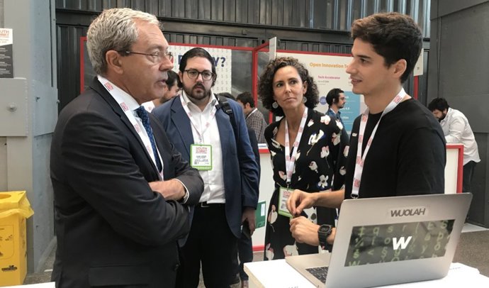 El consejero de Economía, Conocimiento, Empresas y Universidad, Rogelio Velasco, conversa con un joven emprendedor durante su visita al 'South Summit 2019'.