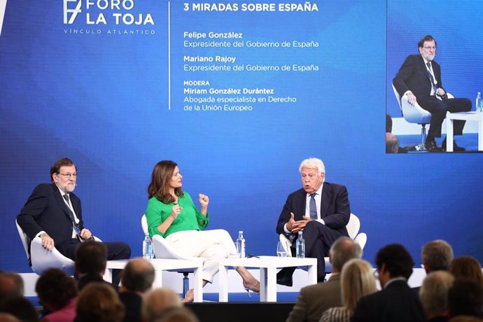 Els expresidents de Govern Mariano Rajoy (e) i Felipe González (d) mantenen una conversa sobre les Tres mirades sobre Espanya moderada per l'advocada especialista en dret de la Unió Europea, Míriam González.