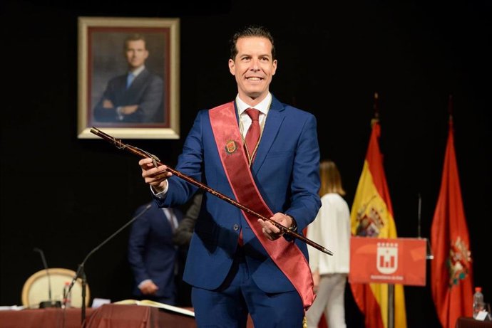El alcalde de Elda, Rubén Alfaro, con la vara de mando de Manuel Azaña