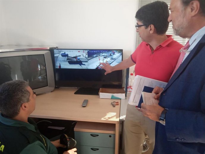 El delegado especial del Estado para la Zona Franca de Sevilla, Alfredo Sánchez Monteseirín, analiza unas obras en el recinto