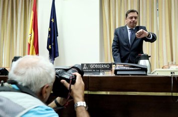 El ministro de Agricultura, Pesca y Alimentación en funciones, Luis Planas, antes de comparecer ante el Congreso