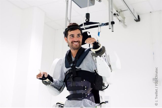 Imagen de un hombre tetrapléjico con un exoesqueleto conectado a su cerebro que el permite caminar y mover los brazos