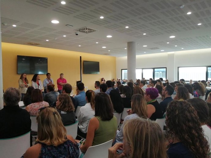 El conseller de Model Econmic, Turisme i Treball del Govern, Iago Negueruela, i la directora general de Treball i Salut Laboral, Virginia Abraham, han visitat aquest divendres la seu de Thomas Cook a Palma.