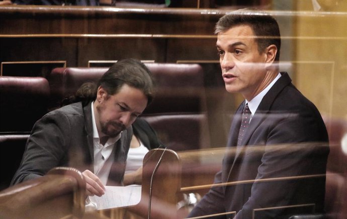  El secretario general de Podemos, Pablo Iglesias, y el presidente del Gobierno en funciones, Pedro Sánchez, en el Congreso de los Diputados.