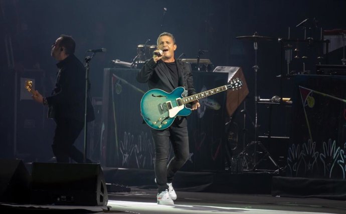 Alejandro Sanz abre en Sevilla la gira '#ElDisco' con un concierto en el Benito Villamarín