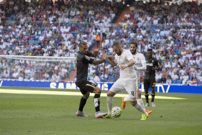 Benzema trata de irse de un defensa en un Real Madrid-Granada