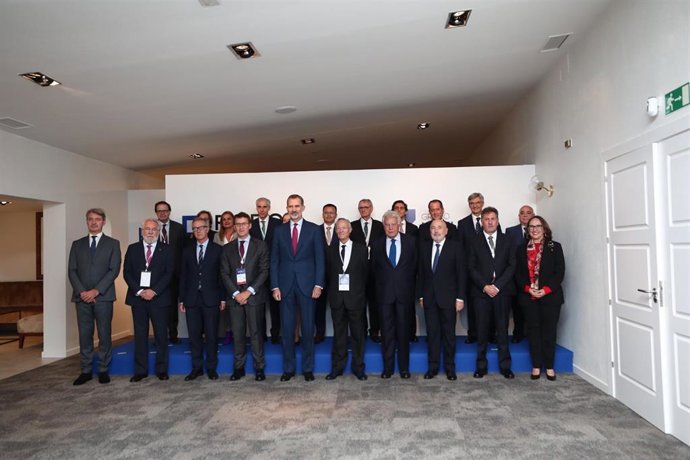 El Rey Felipe VI, el presidente de la Xunta de Galicia, Alberto Núñez Feijóo, el expresidente del Gobierno Felipe González, el catedrático de Harvard, Steve Pinker, y el presidente de Inditex, Pablo Isla, entre otras autoridades, inauguran el I Foro La 
