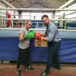 El campeón del mundo de boxeo, José Antonio López Bueno, y el presidente de la Unión Peñista