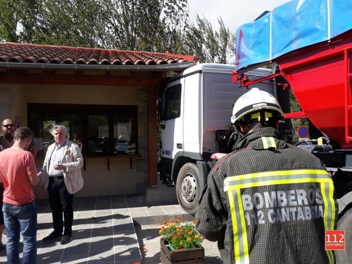 Camión de obra choca contra la Oficina de Turismo de Tama
