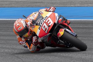 Marc Márquez surt 'indemne' d'una lletja caiguda a Buriram (REPSOL HONDA)