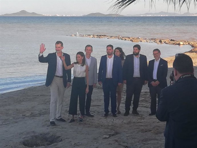 Los Reyes de España en la playa de Los Alcázares que se encuentra junto al Balneario de La Encarnación.