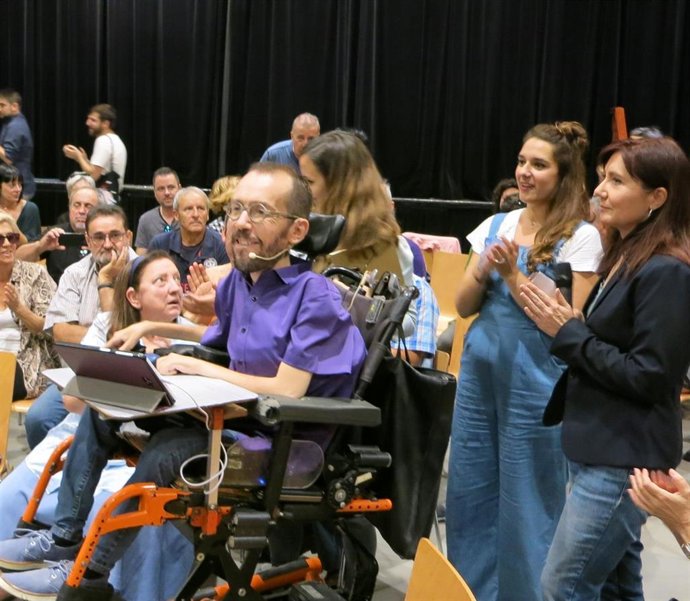 Pablo Echenique, a su llegada al acto del Centro Cívico La Almozara de Zaragoza.