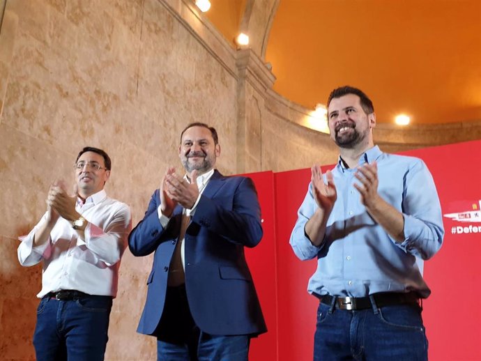 José Luis Ábalos, centro, junto a los socialistas Fernando Pablos (i) y Luis Tudanca (d) en el Auditorio San Blas de Salamanca