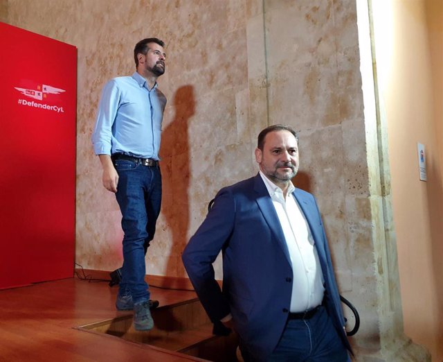 Luis Tudanca, Arriba A La Izquierda, Junto Al Secretario De Organización Del PSOE, José Luis Ábalos, En Salamanca