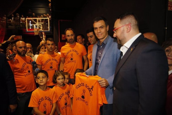 Pedro Sánchez recibe una camiseta reivindicativa contra el cierre de Vesuvius en presencia de Adrián Barbón