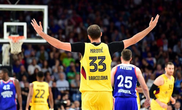Nikola Mirotic celebra un triple con el Barça en la Euroliga