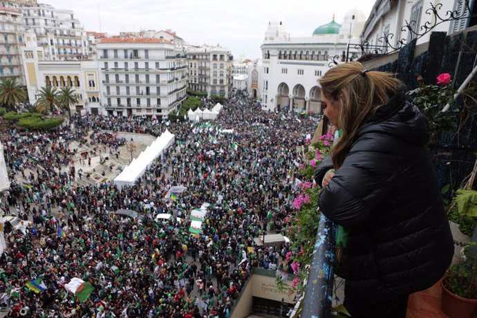 Argelia.- Decenas de miles de personas protestan nuevamente en Argelia pare rech