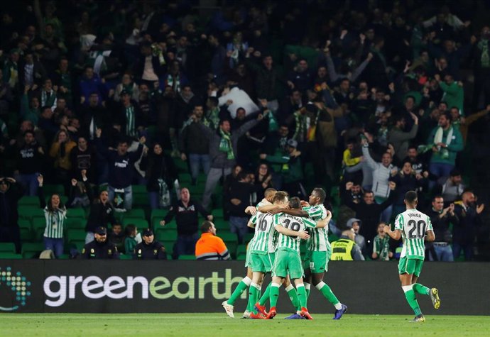 Los jugadores del Real Betis celebran un gol.