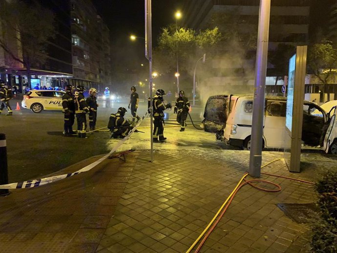 Los bomberos trabajan para controlar el incendio registrado en una furgoneta que transportaba baterías de litio para motocicletas eléctricas