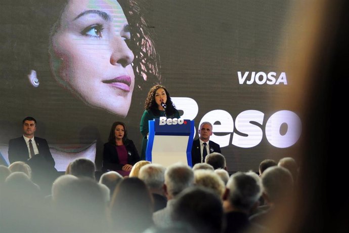 La candidata del partido opositor LDK, Vjosa Osmani, en un acto de campaña