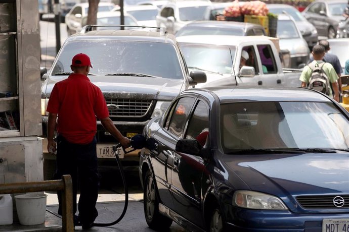 Empleado de gasolinera en Venezuela