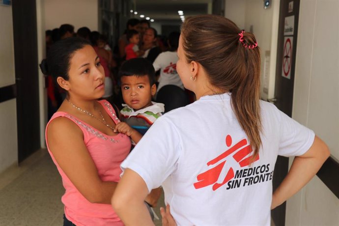 Una trabajadora de MSF habla con una mujer venezolana y su hijo