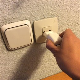 Consumo advierte de prácticas ilegales en la contratación de los servicios de luz. 