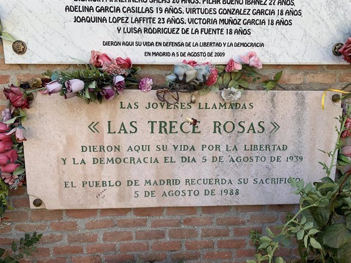 Monumento en homenaje a las Trece Rosas en el Cementerio de la Almudena
