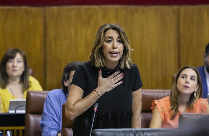 La secretaria general del PSOE-A, Susana Díaz, durante su turno de palabra en la sesión de control al gobierno con preguntas al presidente.