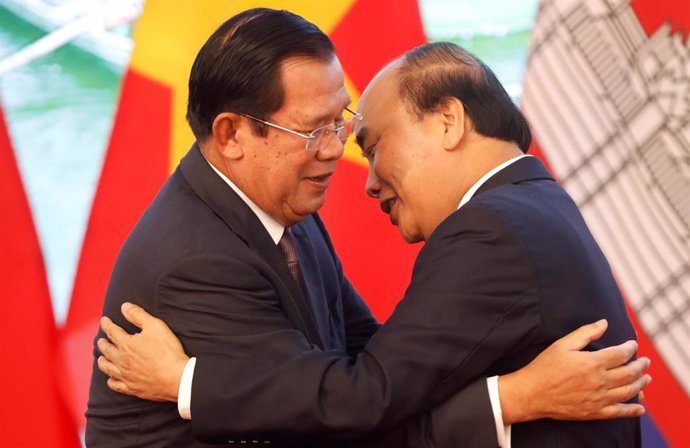 Primer ministro de Camboya, Hun Sen, y su homólogo vietnamita Nguyen Xuan Phuc