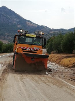 Imagen de archivo de la actuación de un vehículo de conservación sobre una carretera.