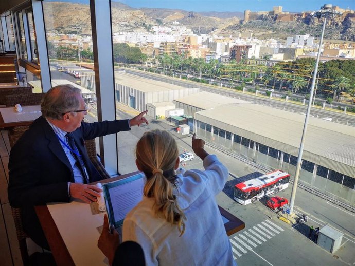 El presidente de la Autoridad Portuaria de Almería, Jesús Caicedo, visita el crucero 'Seven Seas Explorer'