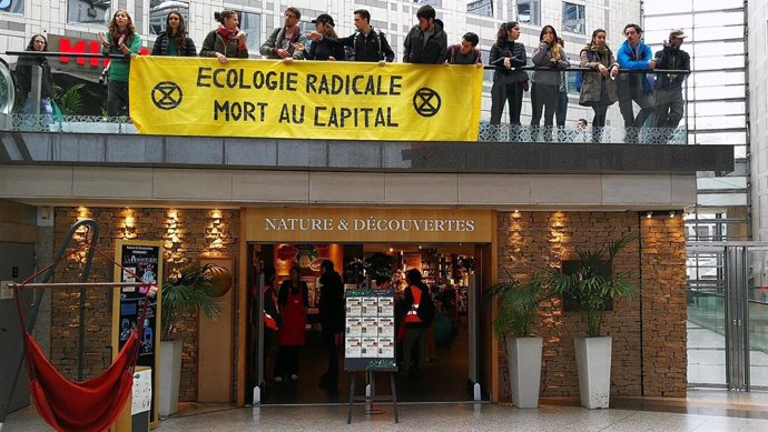 Francia.- Activistas climáticos y 'chalecos amarillos' ocupan un centro comercia