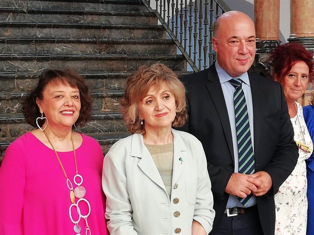 Carcedo (centro), entre la subdelegada y el presidente de la Diputación de Córdoba.
