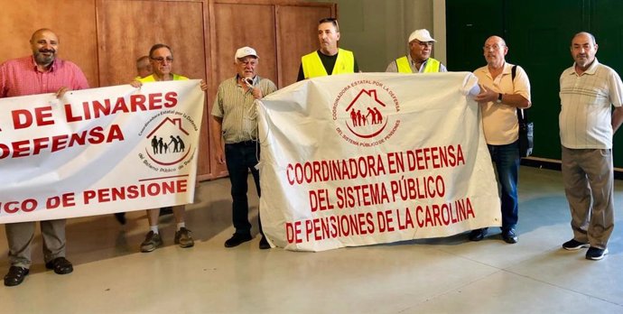 El parlamentario de Adelante Andalucía, José Luis Cano, -el primero de la imagen por la izquierda-, en el apoyo que ha dado este sábado a la Marcha en Defensa de las Pensiones.
