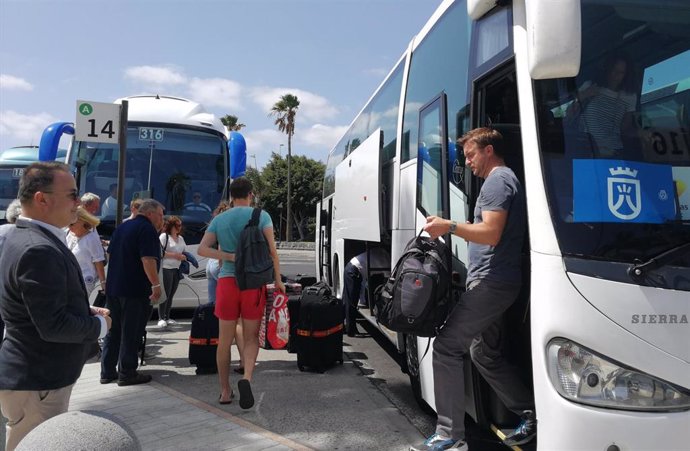 El consejero de Turismo del Cabildo de Tenerife, José Gregorio Martín Plata, recibe a los turistas afectados por la quiebra de Thomas Cook a su llegada al Aeropuerto Reina Sofía