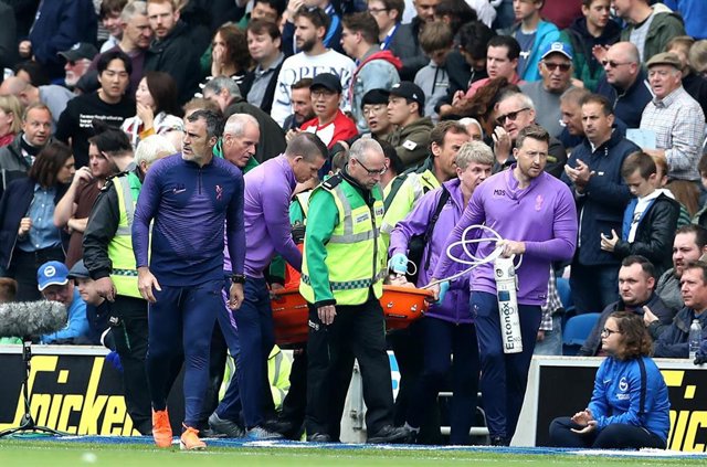 05 October 2019, England, Brighton: Tottenham Hotspur goalkeeper Hugo Lloris is stretchered off the pitch after sustaining an injury during the English Premier League soccer match between Tottenham Hotspur and Brighton and Hove Albion at the AMEX Stadium.