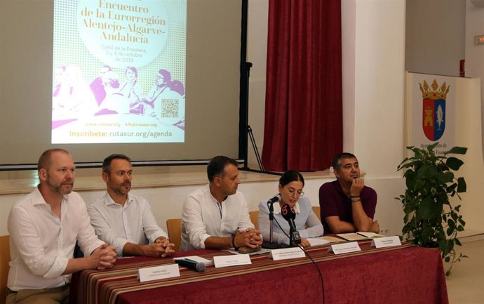 El alcalde de Conil de la Frontera, Juan Bermúdez junto al director de Coglobal, Andrés Falck