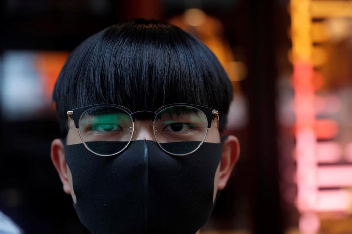 Uno de los participantes en las protestas en el distrito de Tsim Sha Tsui, Hong Kong