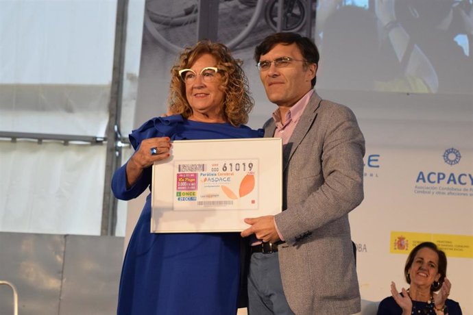 Directivos de la ONCE muestran el cupón en apoyo a las personas con parálisis cerebral y sus familias.