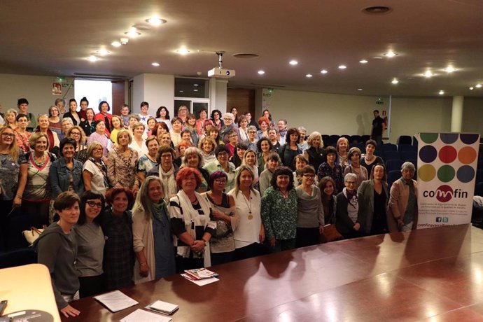 Foto de grupo de las participantes en el VI Encuentro Violeta, organizado por la Coordinadora de Organizaciones de Mujeres y/o Feministas de Navarra (COMFIN)