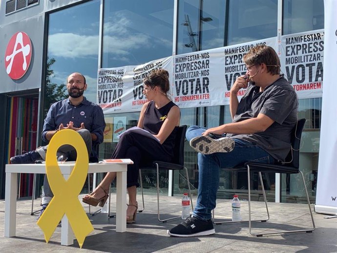 Marcel Mauri (mnium) y Xavier Domnech (exlíder de los comuns) presentan el libro de Jordi Cuixart 'Ho tornarem a fer'